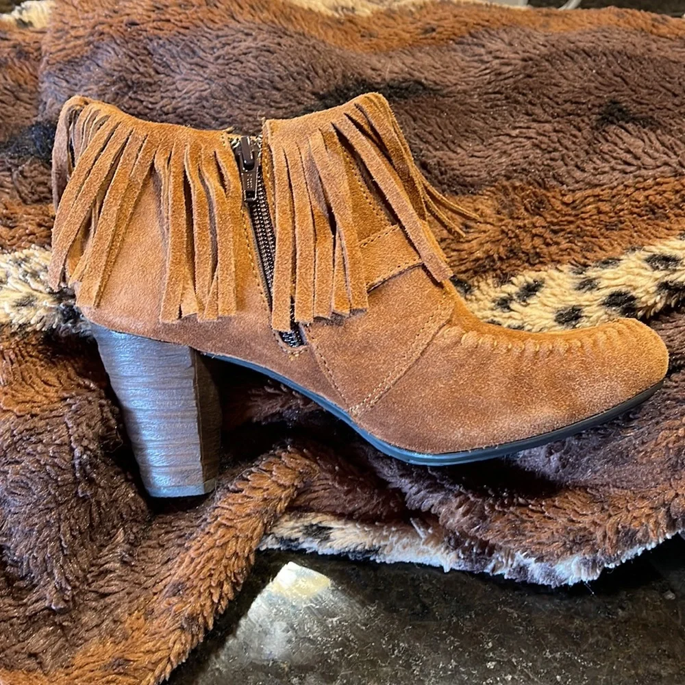 Born Fringe Moccasin Zip Up Booties with Heel - Size 6 - Stylish and Comfortable - Picture 3 of 8